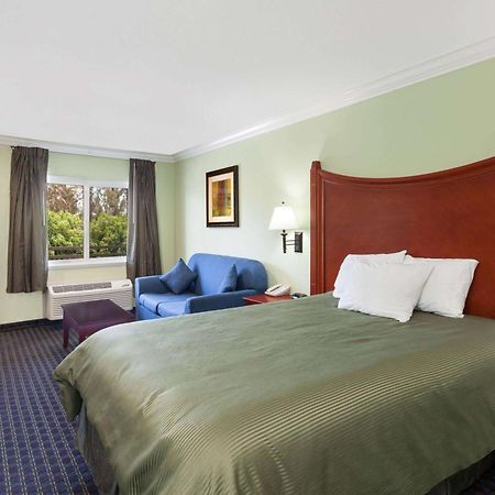 ทราเวลลอดจ์ ออเรนจ์ คันทรี แอร์พอร์ต/คอสตา เมซา Hotel คอสตาเมซา ภายนอก รูปภาพ