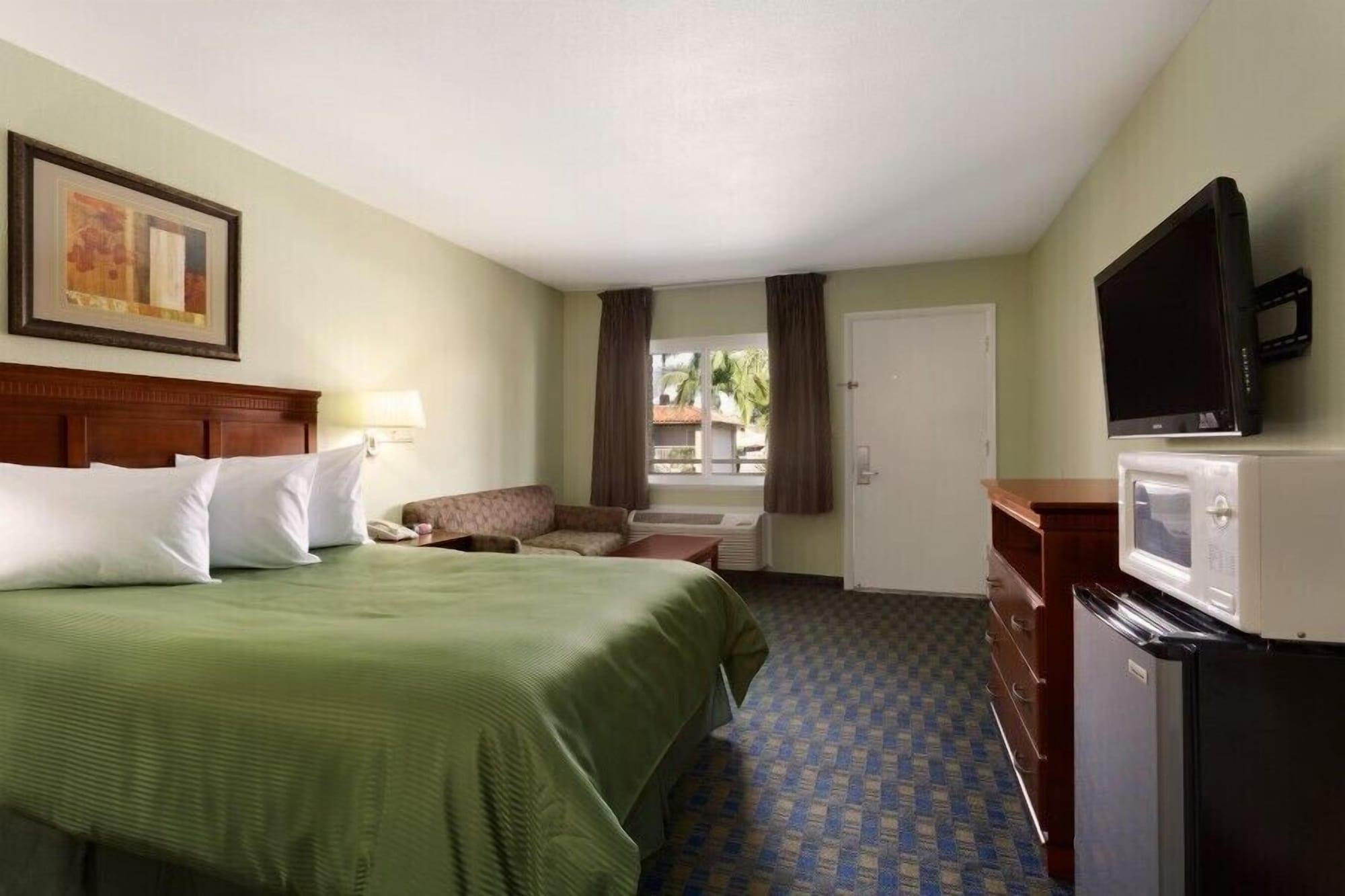 ทราเวลลอดจ์ ออเรนจ์ คันทรี แอร์พอร์ต/คอสตา เมซา Hotel คอสตาเมซา ภายนอก รูปภาพ