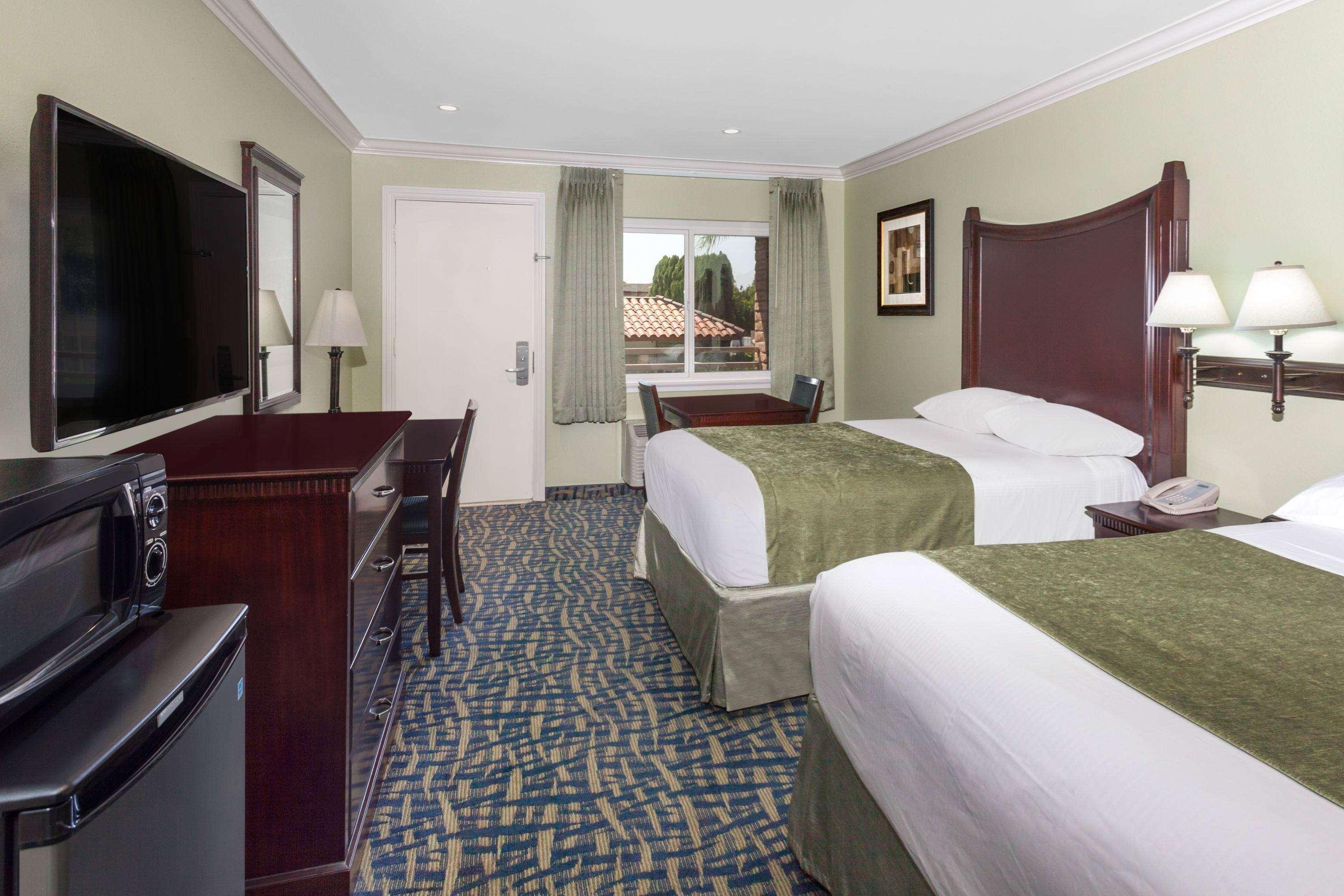 ทราเวลลอดจ์ ออเรนจ์ คันทรี แอร์พอร์ต/คอสตา เมซา Hotel คอสตาเมซา ภายนอก รูปภาพ