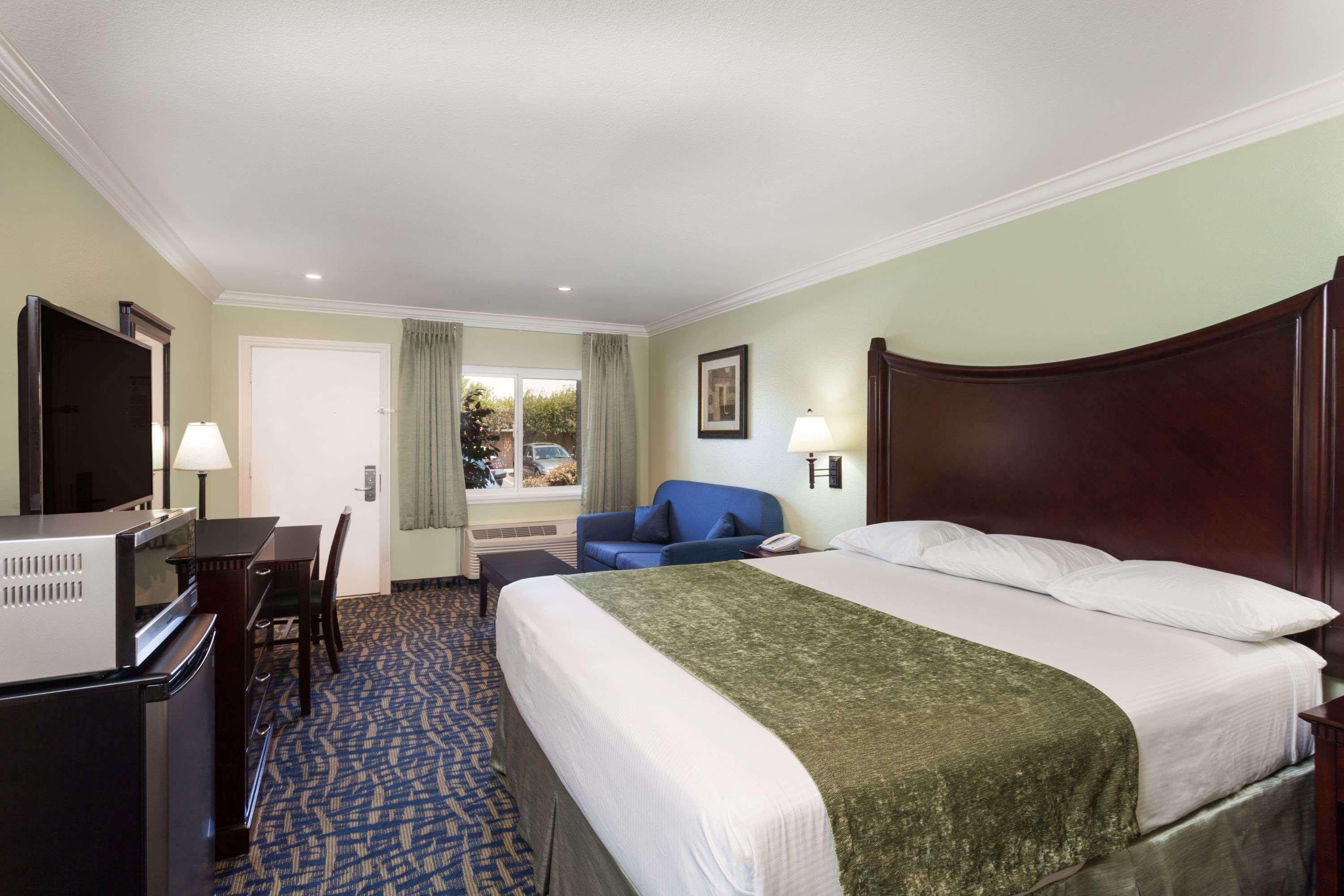 ทราเวลลอดจ์ ออเรนจ์ คันทรี แอร์พอร์ต/คอสตา เมซา Hotel คอสตาเมซา ภายนอก รูปภาพ
