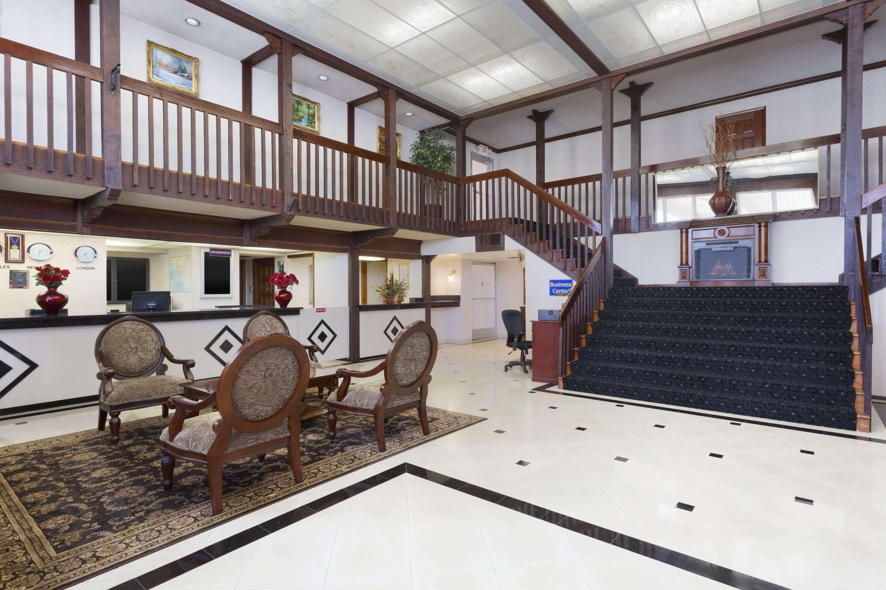 ทราเวลลอดจ์ ออเรนจ์ คันทรี แอร์พอร์ต/คอสตา เมซา Hotel คอสตาเมซา ภายนอก รูปภาพ