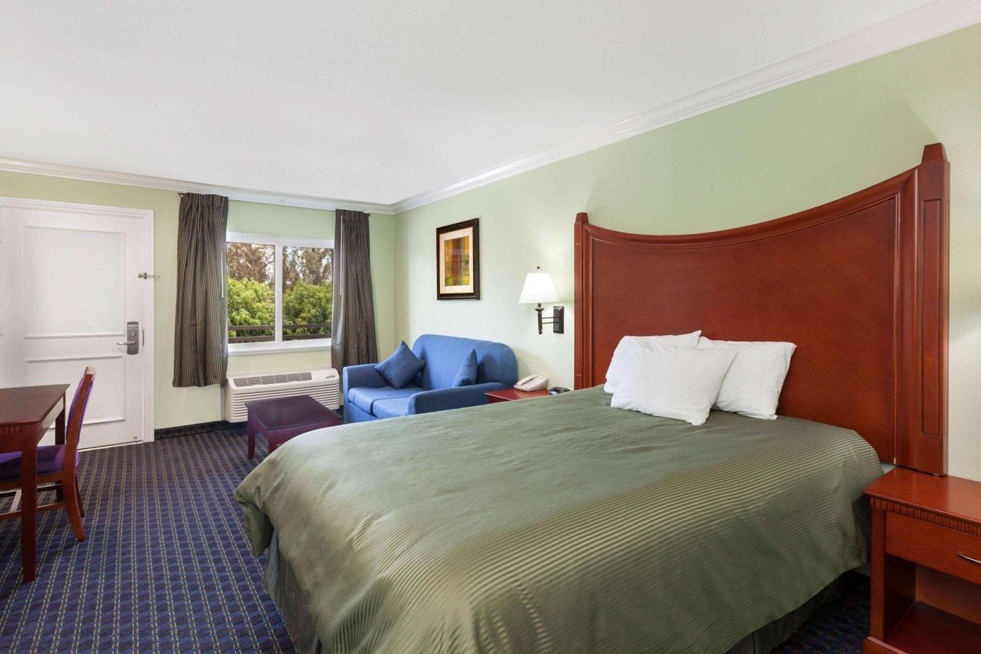 ทราเวลลอดจ์ ออเรนจ์ คันทรี แอร์พอร์ต/คอสตา เมซา Hotel คอสตาเมซา ภายนอก รูปภาพ