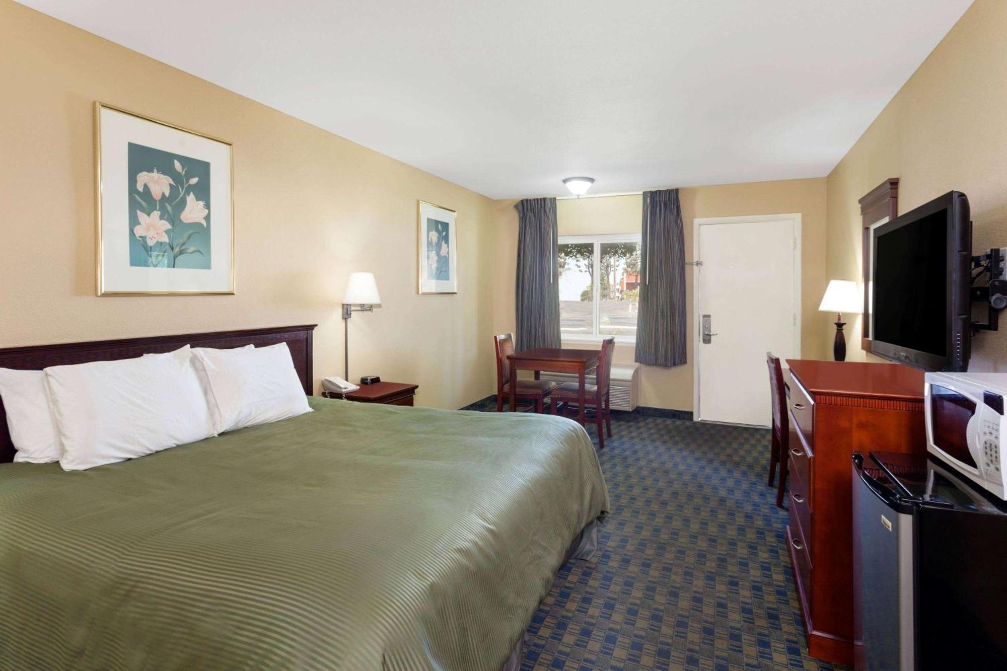 ทราเวลลอดจ์ ออเรนจ์ คันทรี แอร์พอร์ต/คอสตา เมซา Hotel คอสตาเมซา ภายนอก รูปภาพ